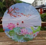 Solparaply/ parasol - lyseblå med lyserøde åkander